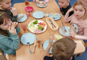 12 dzieci jedzą śniadanko.jpg